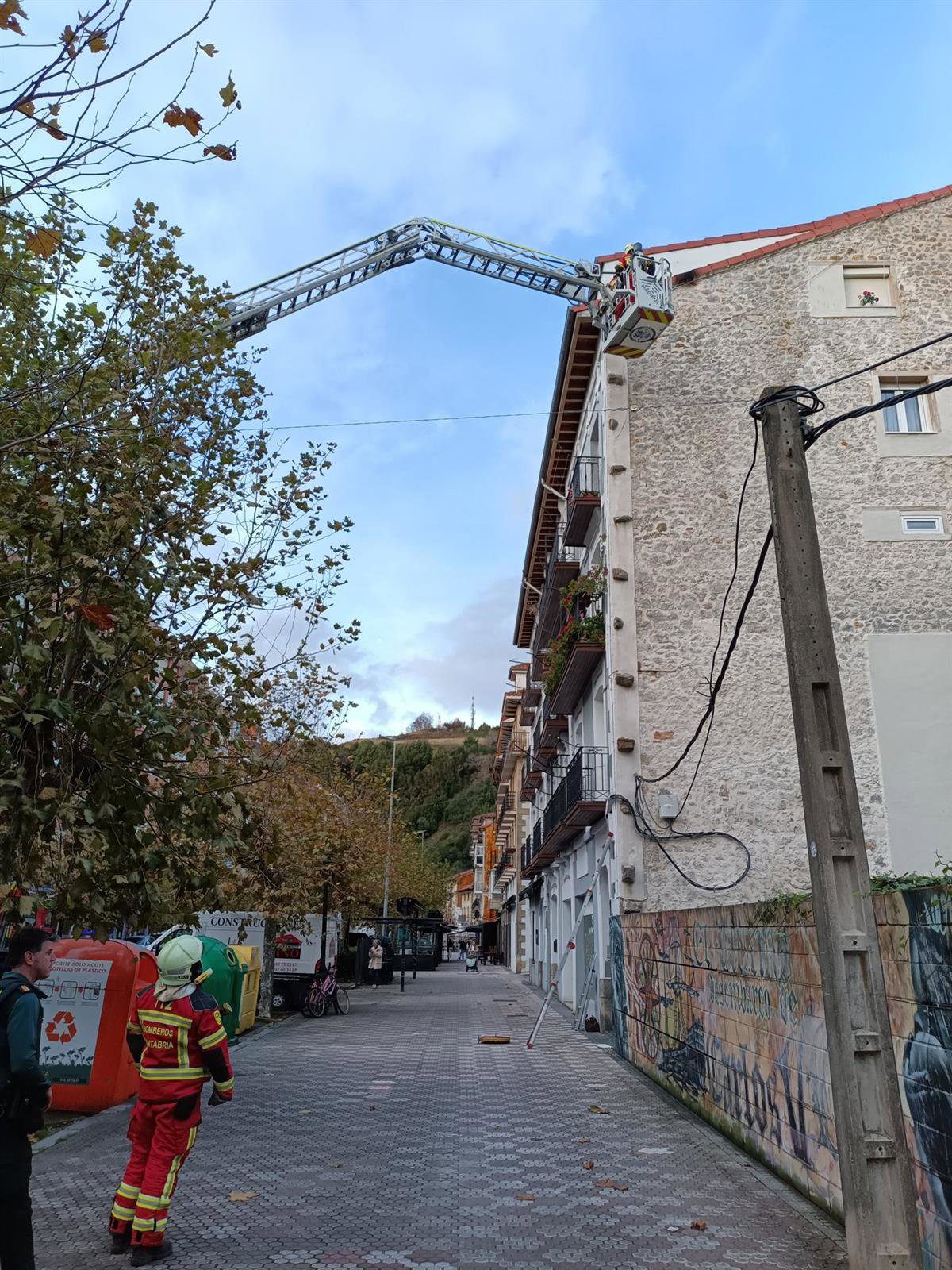 Bomberos intervienen en un escape de gas con llama en un edificio de Laredo