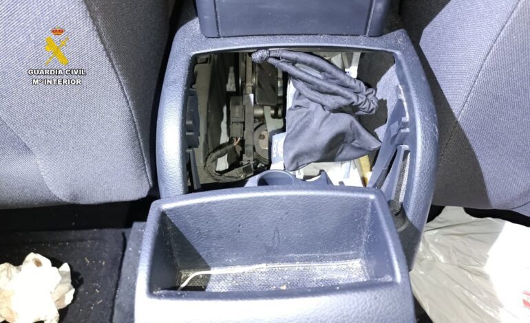 Detenido un joven de 22 años que llevaba droga escondida en el cenicero del coche