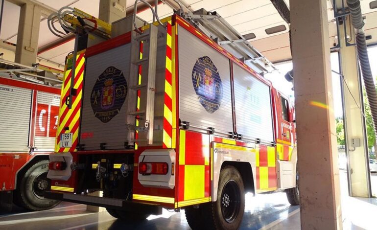 Arden dos vehículos de forma repentina frente a la iglesia de Santa María Magdalena de Jaén, sin heridos