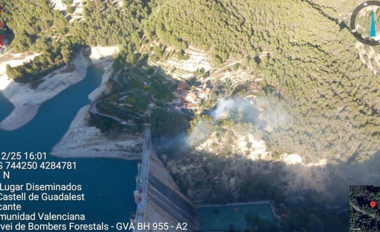 Bomberos trabajan para sofocar un incendio forestal en la zona del embalse de Guadalest