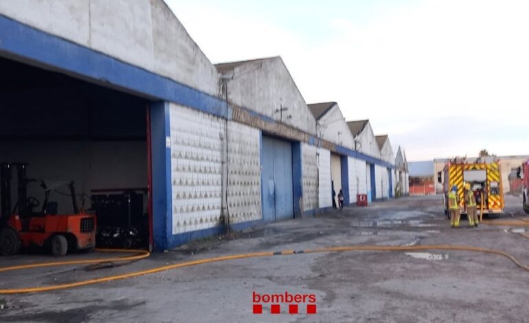 Un incendio en una nave industrial de Canonja (Tarragona) quema 25 vehículos