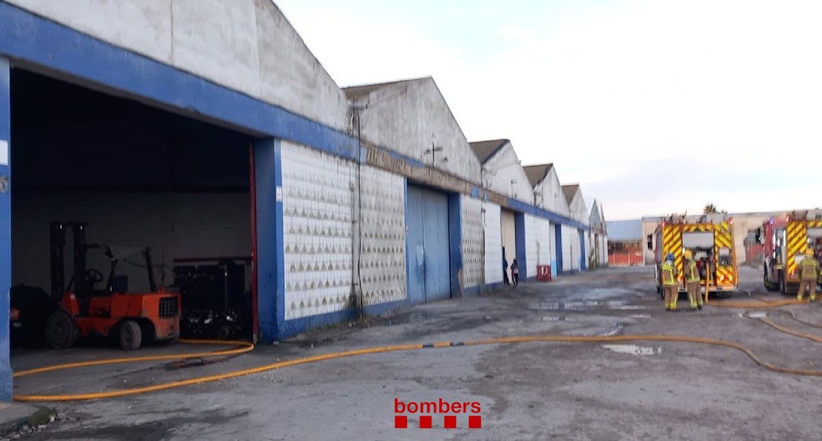 Un incendio en una nave industrial de Canonja (Tarragona) quema 25 vehículos