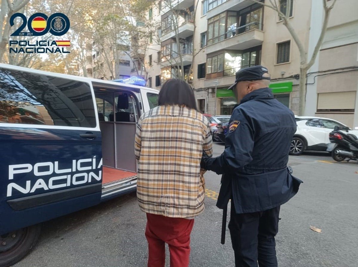 Un detenido por intentar robar el móvil a una mujer y amenazar con una barra de hierro a su pareja en Palma