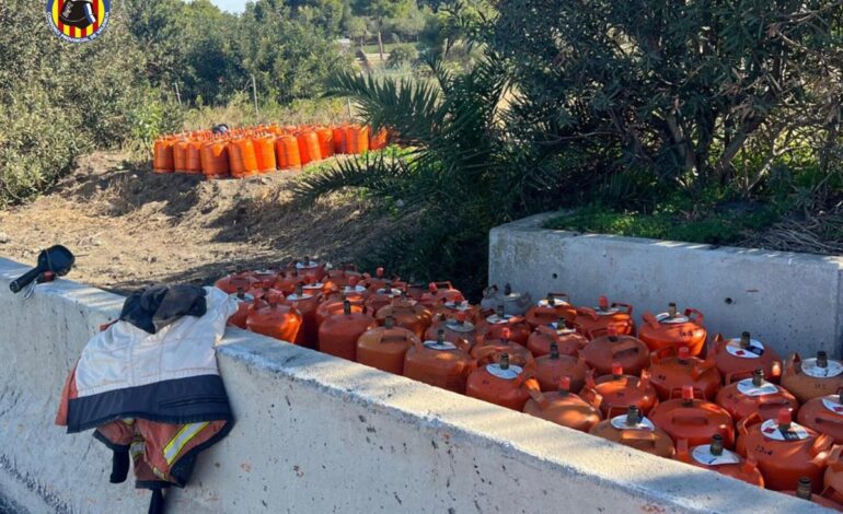 Caen unas 210 bombonas de butano al reventar una rueda del camión que las transportaba en la A7 en Godella