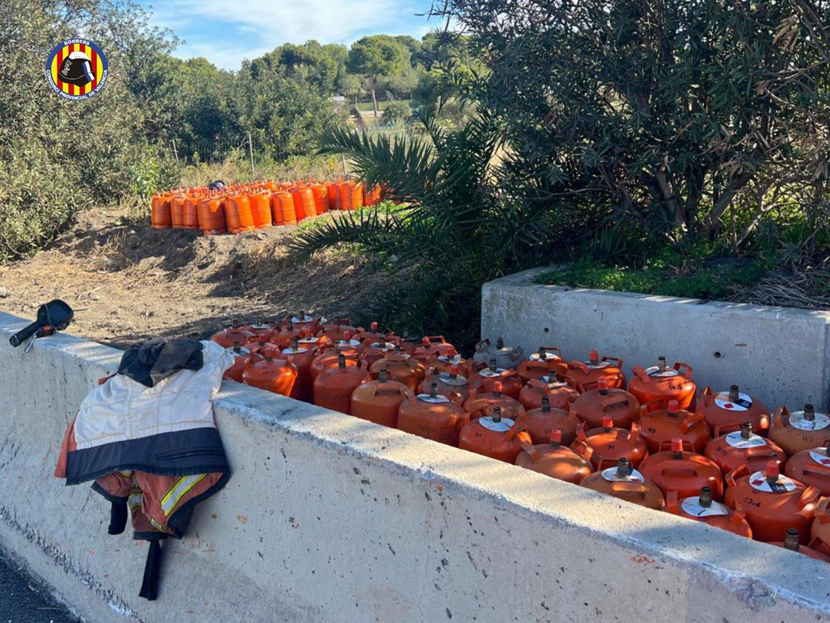 Caen unas 210 bombonas de butano al reventar una rueda del camión que las transportaba en la A7 en Godella