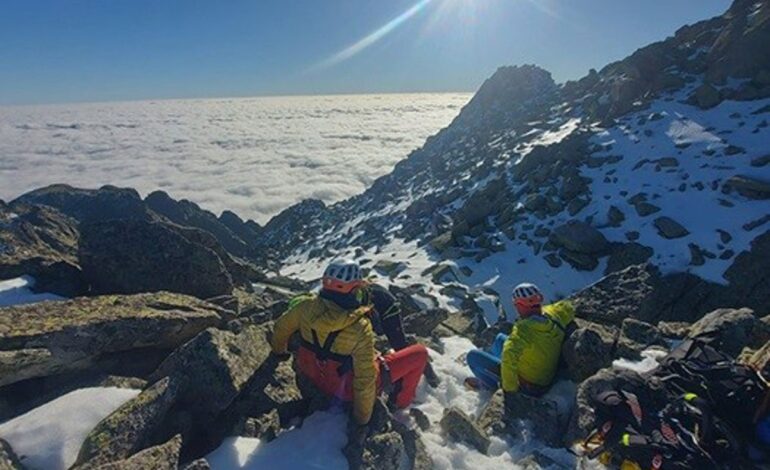 Rescatado un montañero lesionado en la pierna en el Cuchillar de las Navajas, de Candeleda (Ávila)