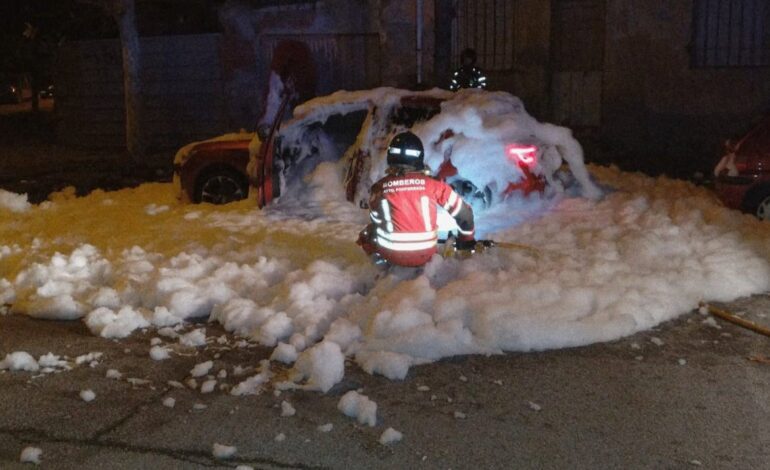 Los bomberos de Ponferrada sofocan un incendio, con sucesivas reigniciones, de un coche microhíbrido