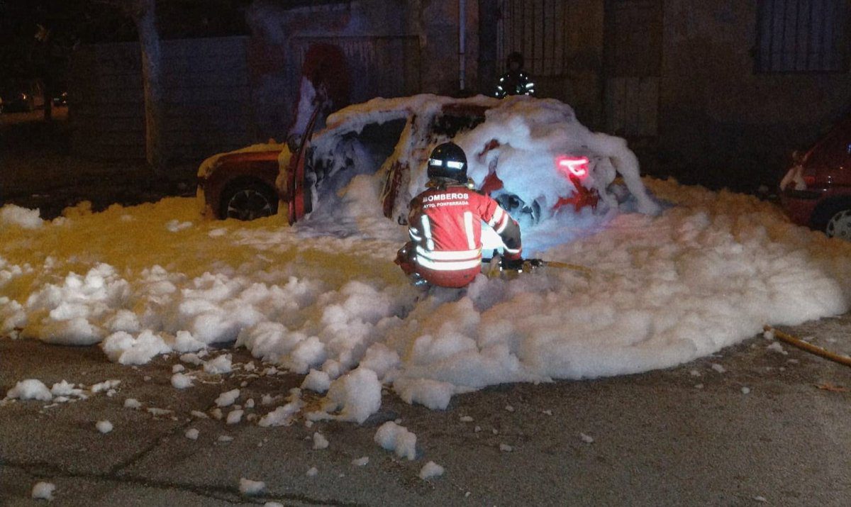 Los bomberos de Ponferrada sofocan un incendio, con sucesivas reigniciones, de un coche microhíbrido