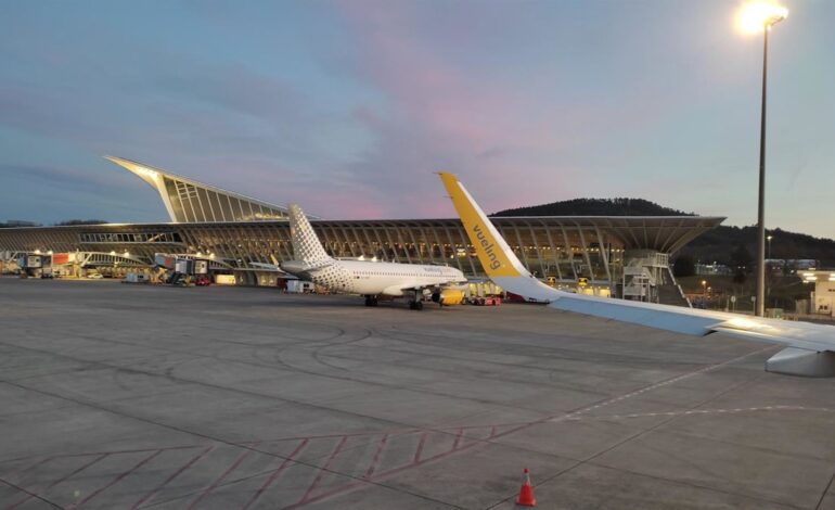 Se elevan a tres los vuelos desviados en el aeropuerto de Bilbao por las fuertes rachas de viento