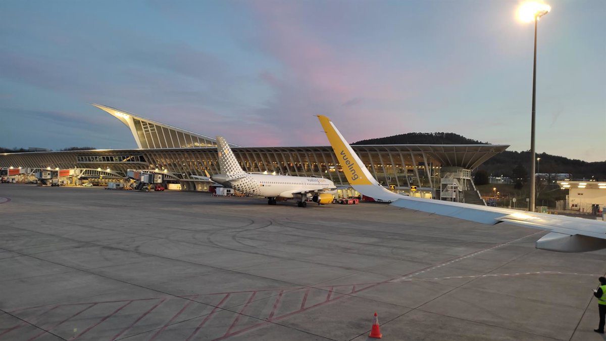 Se elevan a tres los vuelos desviados en el aeropuerto de Bilbao por las fuertes rachas de viento