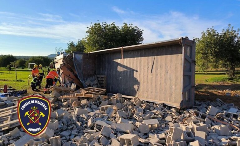 Herido el conductor de un camión que transportaba material de construcción al volcar en Mallorca