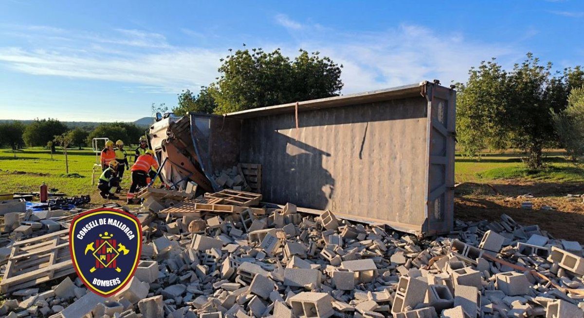 Herido el conductor de un camión que transportaba material de construcción al volcar en Mallorca