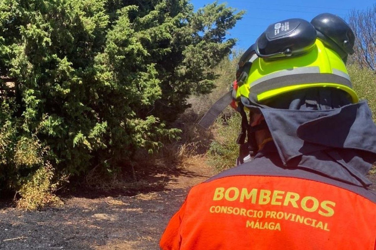 Bomberos trabajan para sofocar un incendio en una nave con materiales de reciclaje en Alzira