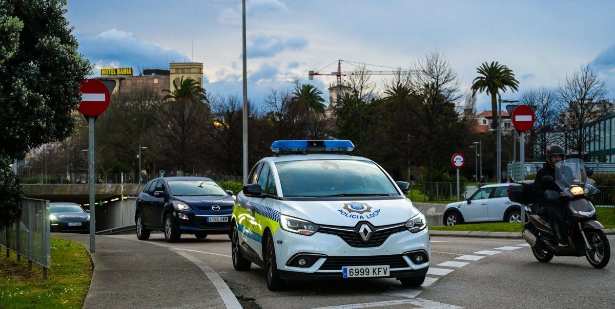 Mueve el coche mal estacionado al observar la presencia policial, da positivo en alcoholemia y tiene el carné sin puntos