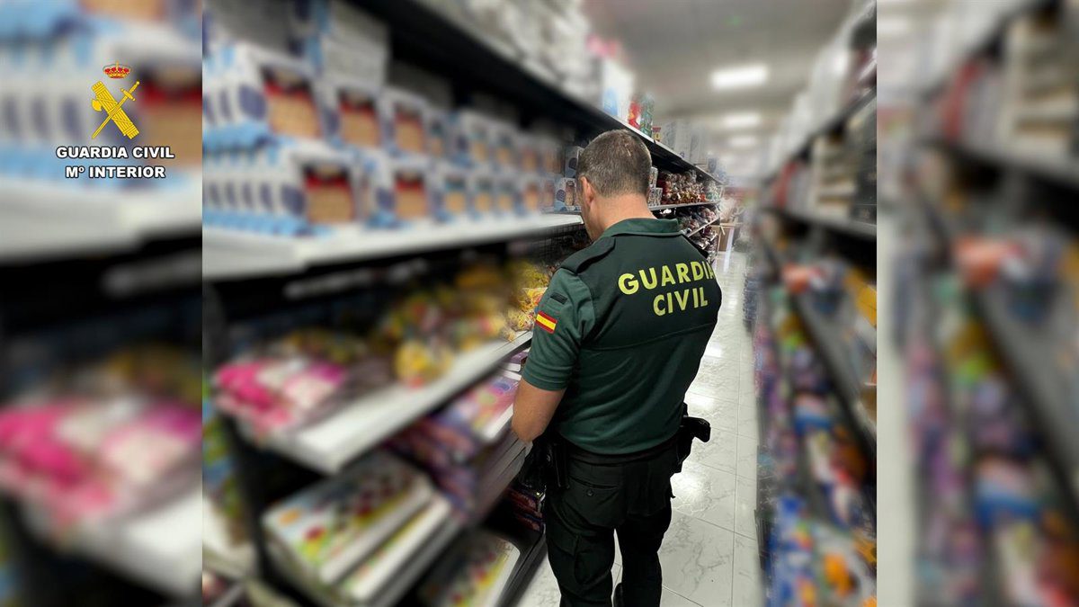 La Guardia Civil interviene más de 3 millones de euros en juguetes falsificados en un bazar de Arona (Tenerife)