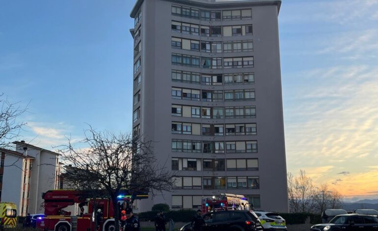 Un incendio en un piso de la calle Leonardo Torres Quevedo obliga a recluir a los vecinos en sus viviendas