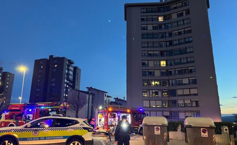 Extinguido el incendio en el edificio de Leonardo Torres Quevedo, aunque los vecinos siguen dentro