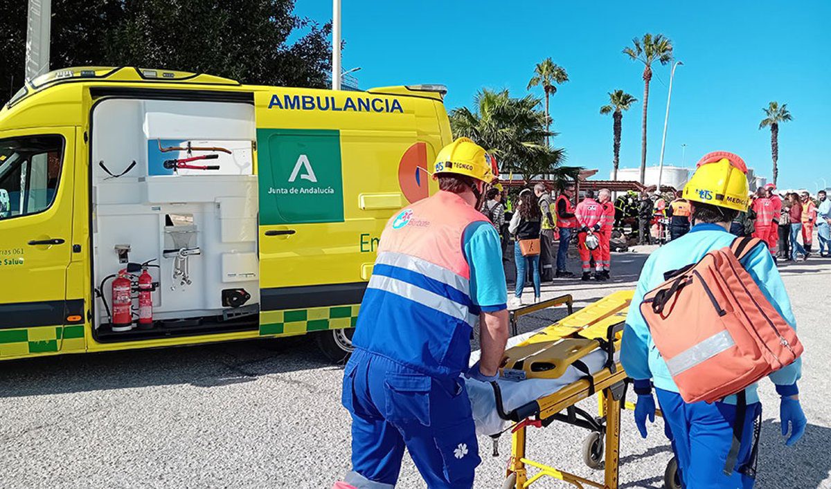 Herido un trabajador tras precipitarse desde cinco metros en una fábrica de Isla Cristina (Huelva)