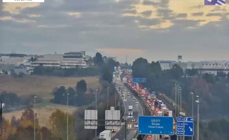 Dos carriles cortados en la AP-7 entre Barberà y Santa Perpètua (Barcelona) por un accidente