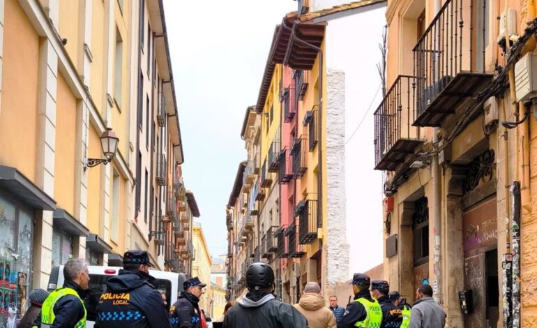 Desalojado el número 106 de la calle Marqués de San Nicolás de Logroño ante el estado de ruina del inmueble