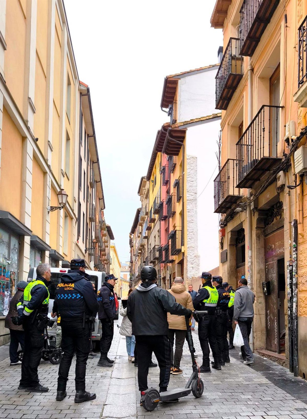 Desalojado el número 106 de la calle Marqués de San Nicolás de Logroño ante el estado de ruina del inmueble