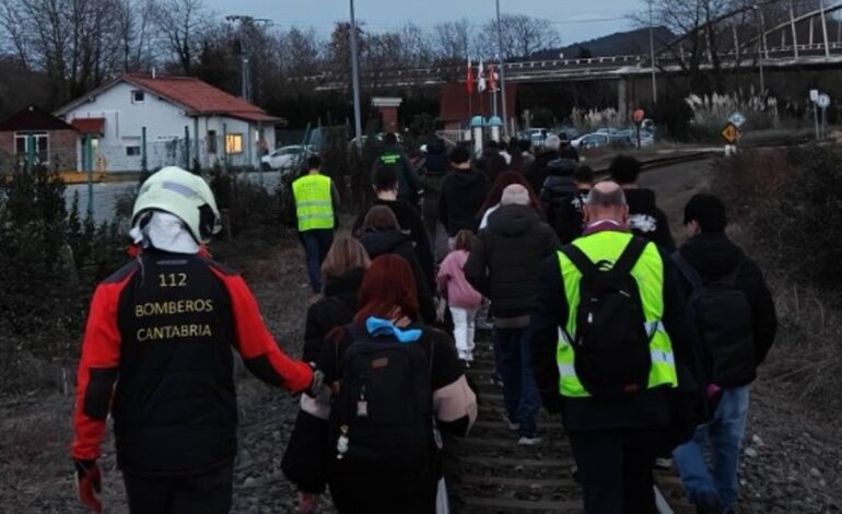 Evacuan por las vías del tren a 31 pasajeros de un Cercanías en Ribamontán al Monte