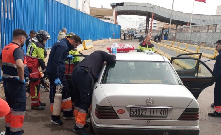 El 061 y los Bomberos atienden en la frontera con Marruecos a una menor herida grave tras caer desde un cuarto piso