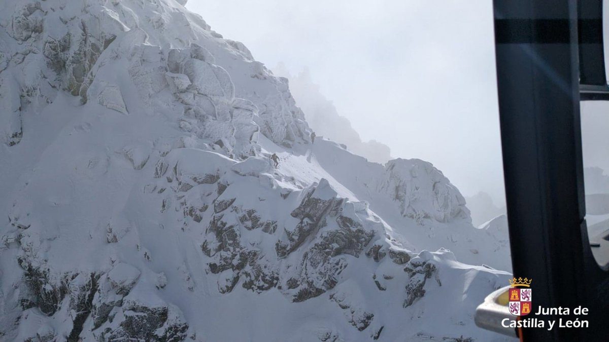 Rescatan a dos montañeros enriscados a unos diez metros de la cumbre del Almanzor en Ávila