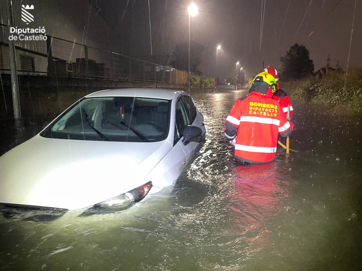 Bomberos rescatan a dos personas que habían quedado atrapadas en su vehículo en una calle inundada en Vila-real