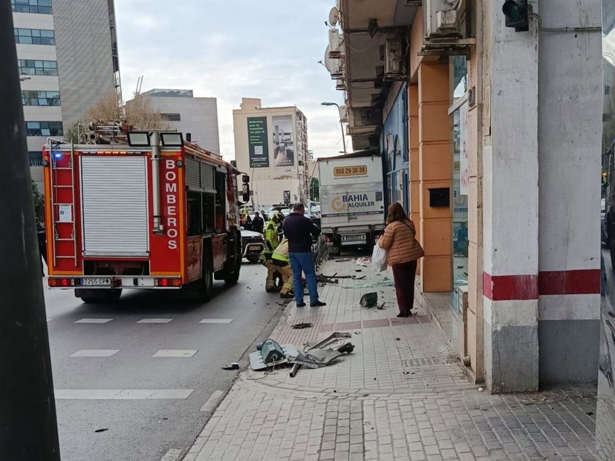 Un camión se sale de la vía y deja varios heridos a su paso por Carretera de Ronda en Almería