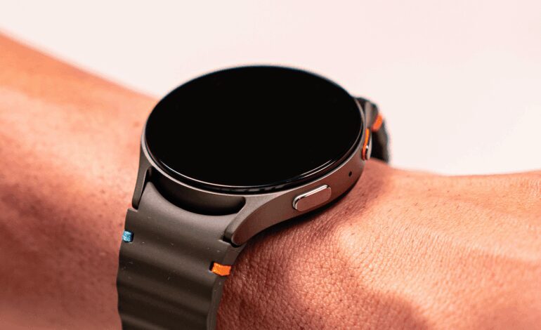 Amazon deja a mitad de precio uno de los mejores relojes de Samsung de cara a Navidades