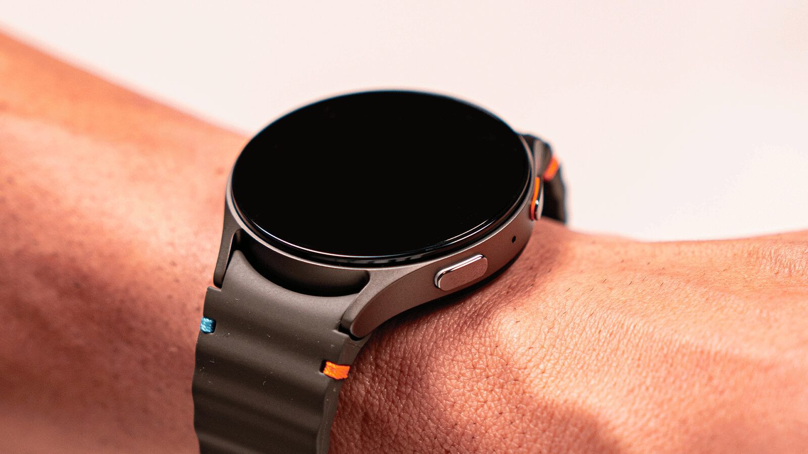 Amazon deja a mitad de precio uno de los mejores relojes de Samsung de cara a Navidades