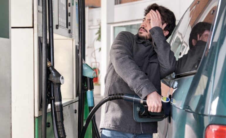 Echar gasolina por la tarde: el motivo por el que es un error