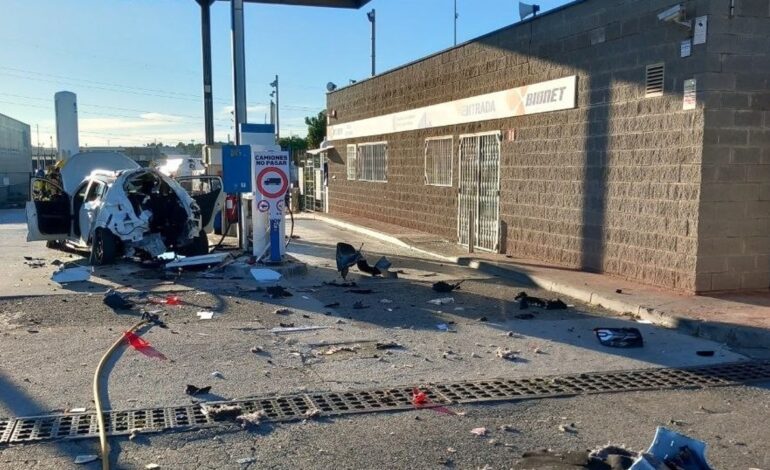 Herido grave un menor de edad tras la explosión de un coche en una gasolinera en Tarragona