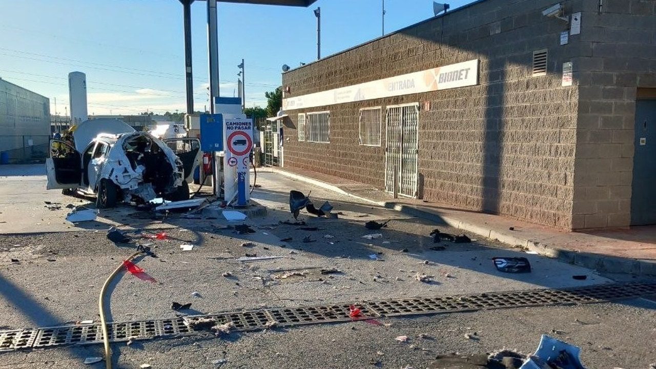Herido grave un menor de edad tras la explosión de un coche en una gasolinera en Tarragona
