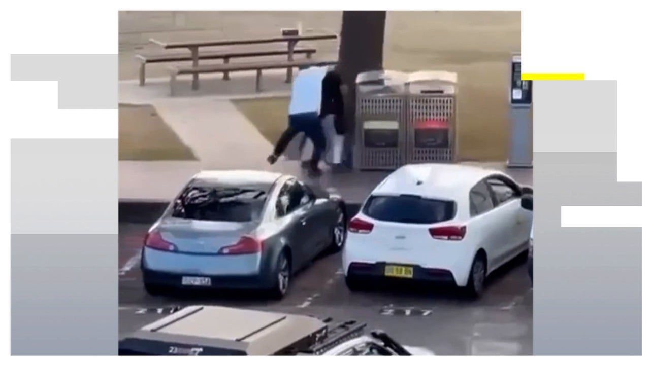 El momento en el que un hombre ha evitado que hubiera más muertos durante el tiroteo en Bondi Beach, en Sídney