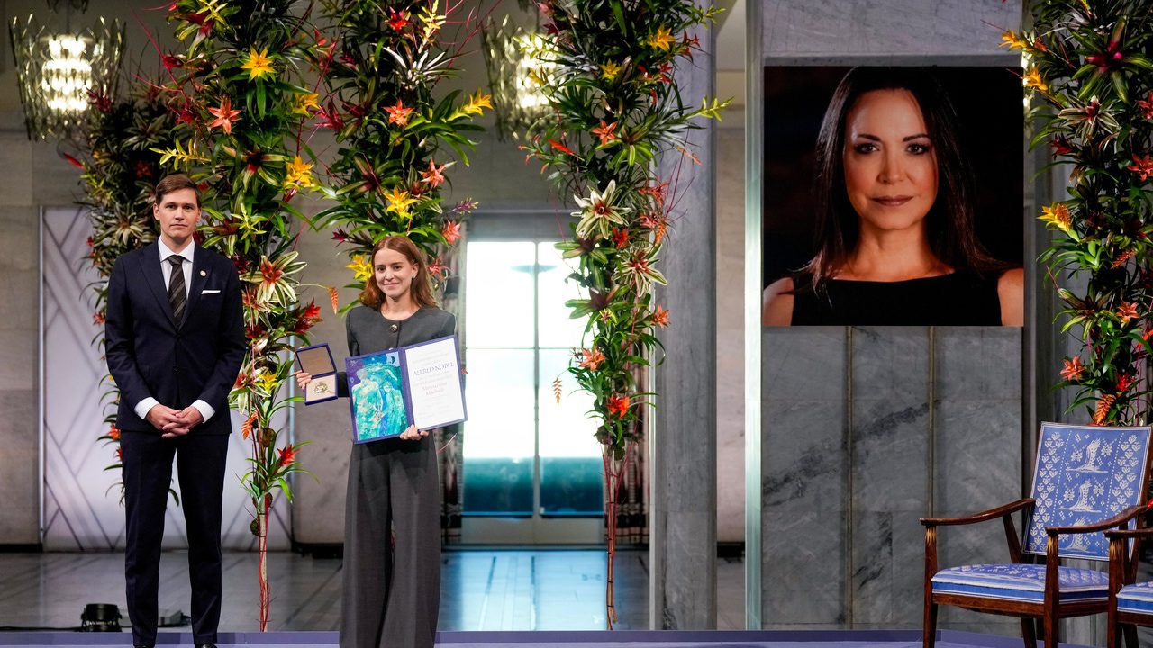 La hija de María Corina Machado recibe el Nobel de la Paz en nombre de la opositora: «Venezuela volverá a respirar»