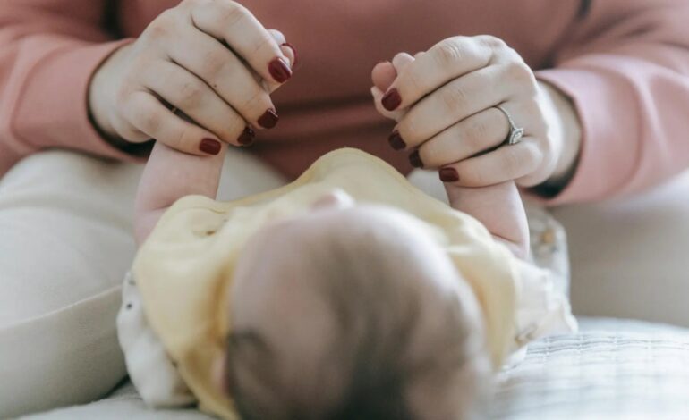 Unos padres salvan la vida a su bebé de un mes en Canarias gracias a los consejos por teléfono de un enfermero