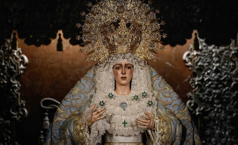 largas colas para ver el antes y el después de la virgen tras la polémica restauración