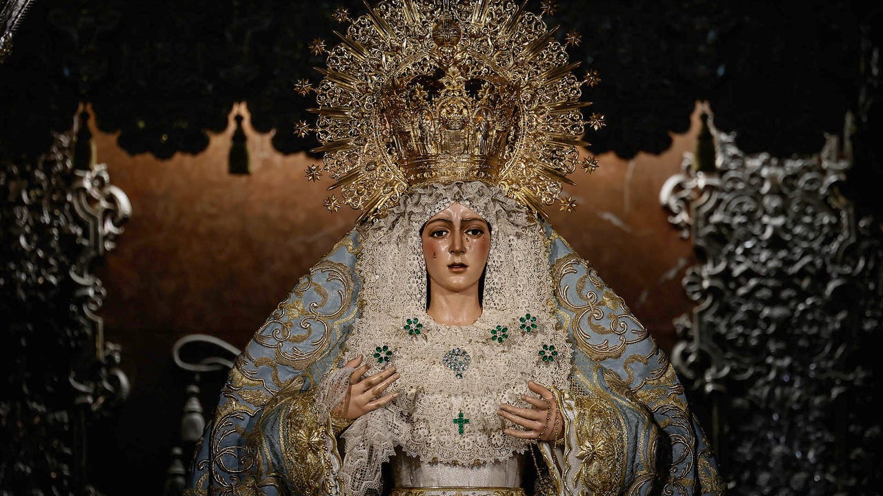 largas colas para ver el antes y el después de la virgen tras la polémica restauración