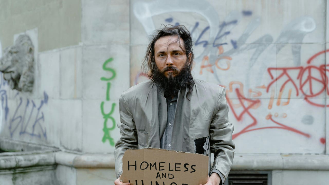 Tenemos que ayudar a gente que está trabajando