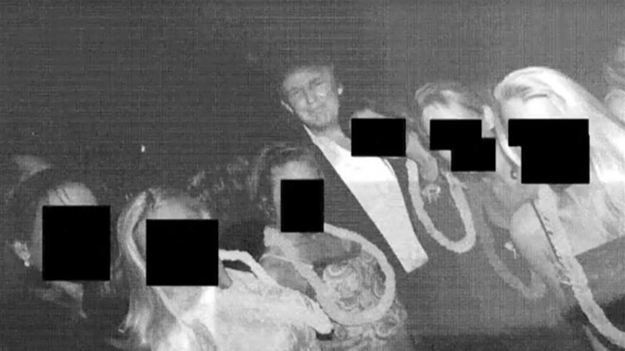 Las fotos inéditas de Donald Trump en las fiestas de Epstein, rodeado de mujeres y condones con su cara