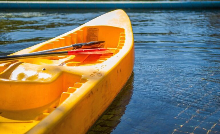 Muere un hombre tras salvar la vida de su hijo de 7 años cuando volcó su kayak