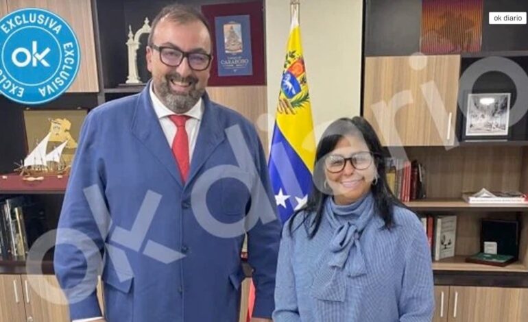 La imagen inédita de Koldo García con Delcy Rodríguez en Caracas negociando petróleo como enviado del PSOE