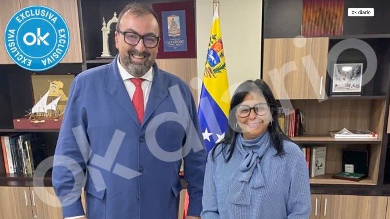 La imagen inédita de Koldo García con Delcy Rodríguez en Caracas negociando petróleo como enviado del PSOE