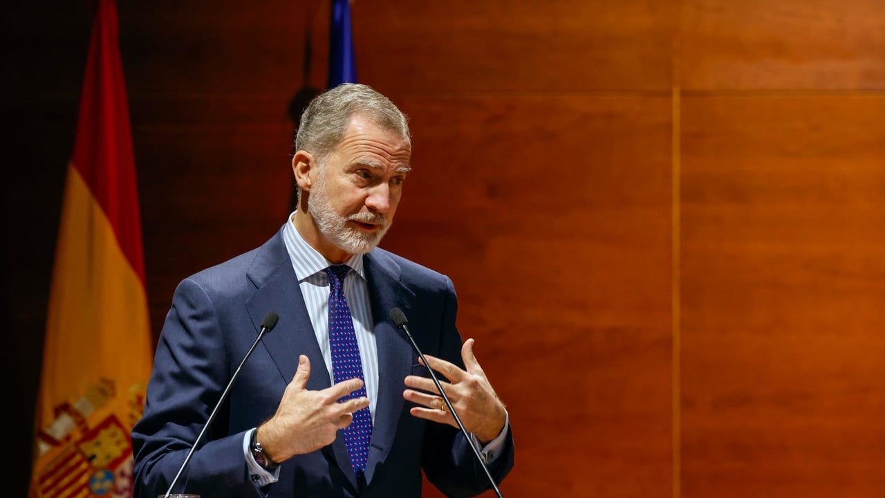 Felipe VI celebra el aniversario de la Constitución y recuerda sus dos primeros artículos