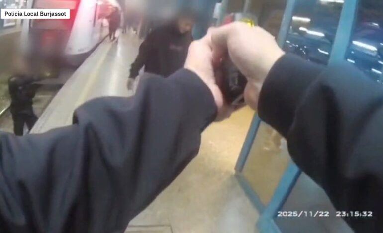 Las imágenes del hombre que amenazó con un cuchillo a pasajeros en la estación de metro de Burjassot, Valencia