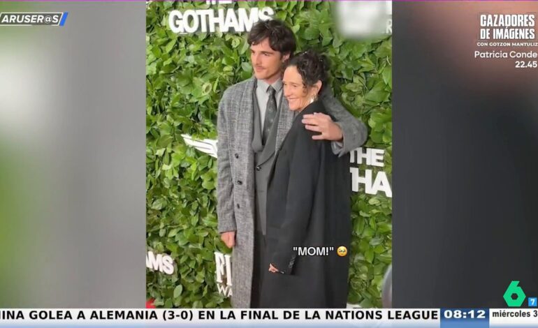 El vídeo viral de Jacob Elordi en el que pide a laos fotógrafos una foto con su madre en los Premios Gotham