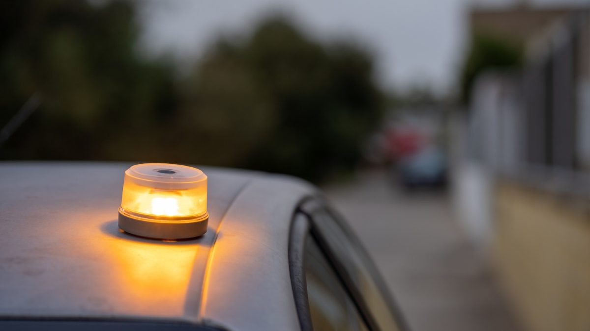 Facua acusa de fraude masivo a la DGT por la obligatoriedad de las balizas V-16 y exige un “protocolo de alerta pública”