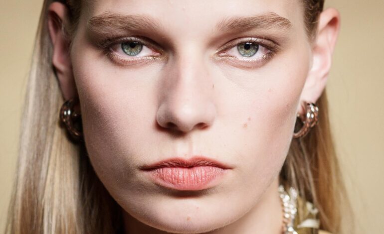 Lujo silencioso: cómo se traduce la estética «Succesion» en cosmética